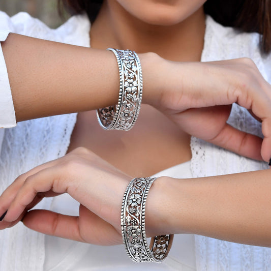 Vanyaa floral bangle
